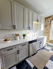 2402 E Webster Pl, Unit 5 in Milwaukee, WI - Building Photo - Building Photo