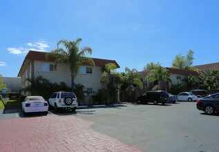 Windsor Court Condminiums in Wilton Manors, FL - Building Photo - Building Photo