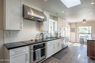 8257 E Del Cadena Dr in Scottsdale, AZ - Foto de edificio - Building Photo
