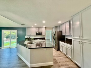 1324 Kingswood Dr in Roseville, CA - Building Photo - Building Photo