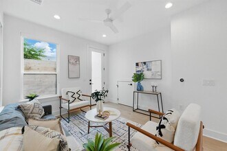 2105 S L Davis Ave in Austin, TX - Building Photo - Building Photo