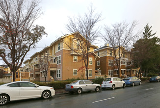 Oak Court Apartments in Palo Alto, CA - Foto de edificio - Building Photo