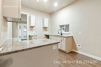 1010 W Lynwood Ave in San Antonio, TX - Building Photo - Building Photo