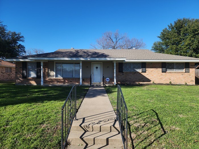 3309 Valley Forge Trail in Forest Hill, TX - Building Photo