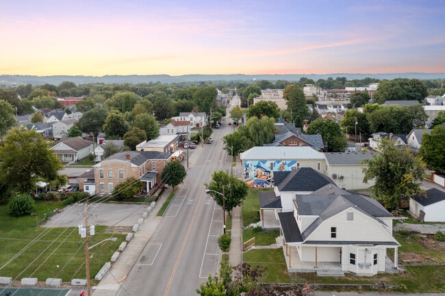614 Vincennes St, Unit #2 in New Albany, IN - Foto de edificio - Building Photo