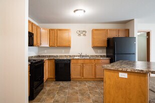 Fox Run in New Town, ND - Building Photo