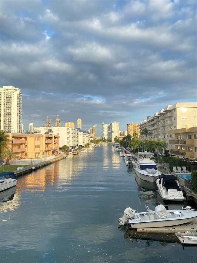 17051 NE 35th Ave in Miami, FL - Foto de edificio - Building Photo