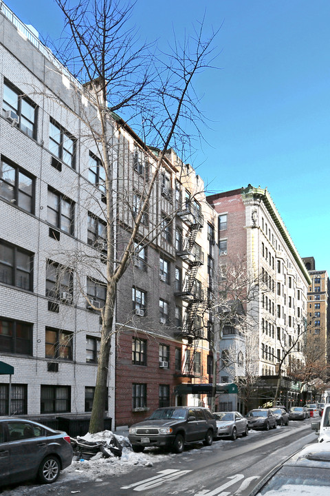 245 W 75th St in New York, NY - Building Photo