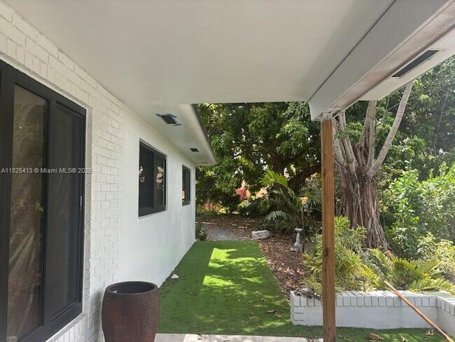 7211 NW 7th St in Plantation, FL - Building Photo - Building Photo