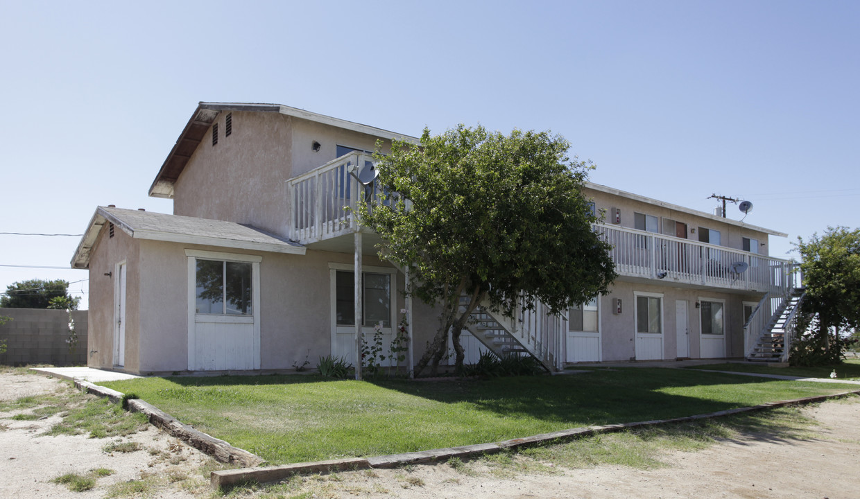 15941 Tokay St in Victorville, CA - Foto de edificio