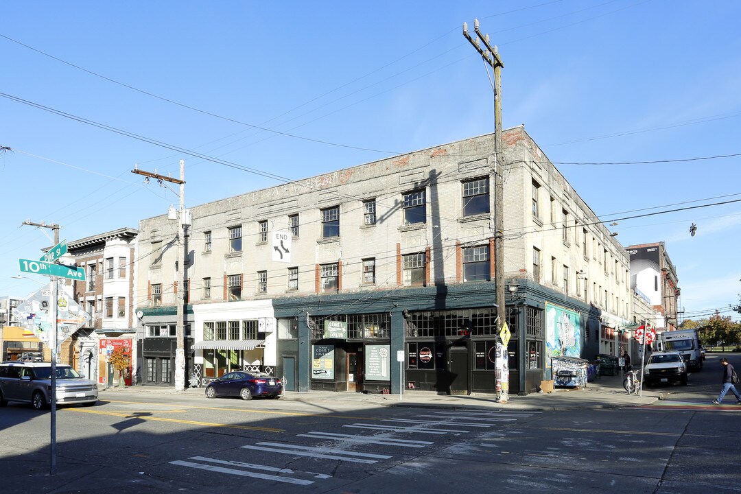 Bluff Apartments in Seattle, WA - Foto de edificio