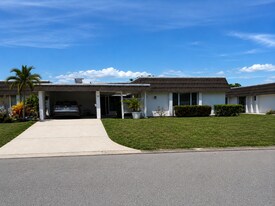 3909 Glen Oaks Dr E in Sarasota, FL - Building Photo