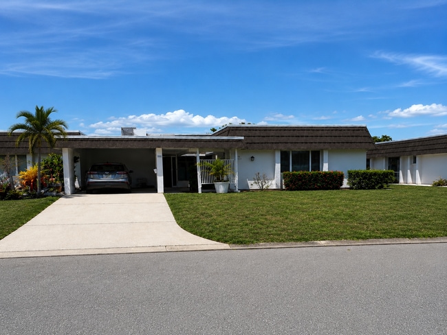 property at 3909 Glen Oaks Dr E