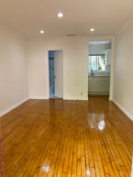 657 Raymond Ave in Santa Monica, CA - Building Photo