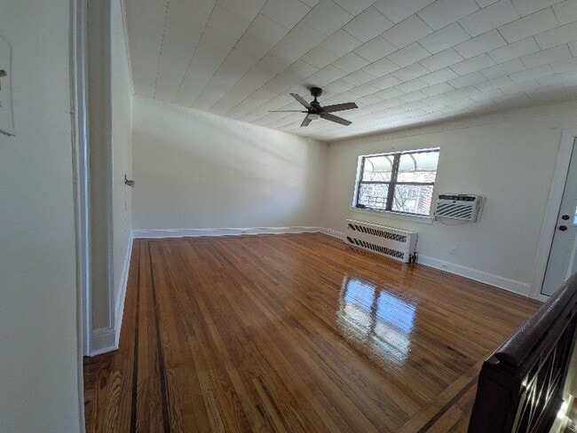 52-21-5279 79th St, Unit 2 in Elmhurst, NY - Foto de edificio - Building Photo