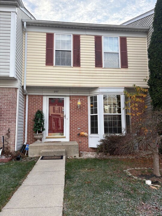 207 Edge Creek Ln in Odenton, MD - Building Photo
