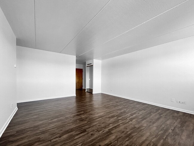 5011 Valley Ln, Unit 401 in Streamwood, IL - Building Photo - Building Photo