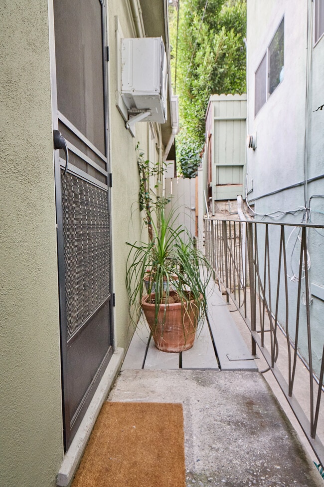 6148 Glen Holly St, Unit 6148