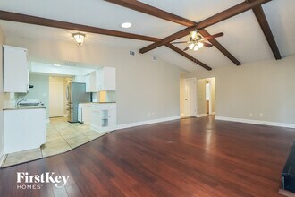 1120 Brandon Lakes Ave in Valrico, FL - Building Photo - Building Photo