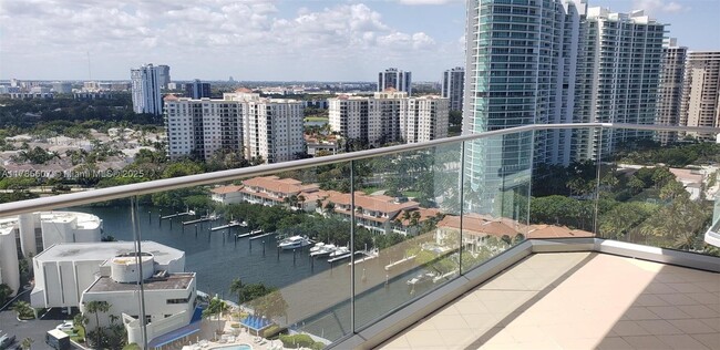 19707 Turnberry Way in Aventura, FL - Foto de edificio - Building Photo