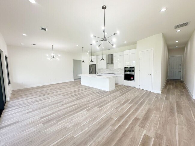15561 Aldama Cir in Port Charlotte, FL - Building Photo - Building Photo