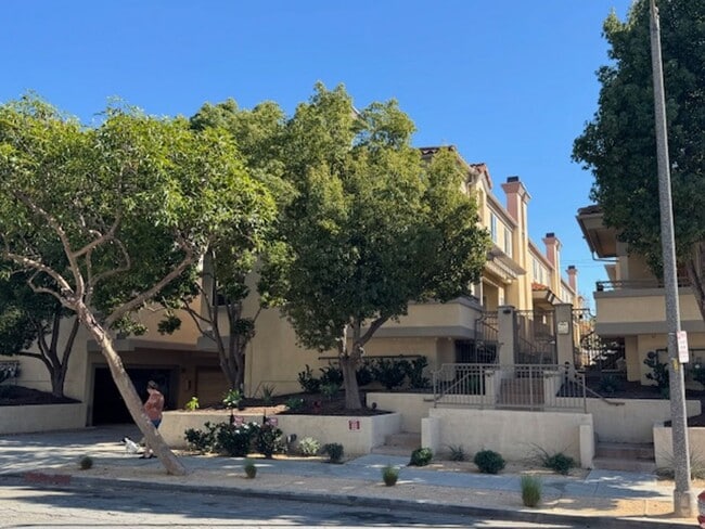 property at 3536 Linden Ave