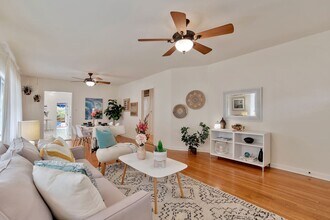 257-257 1/2 Newport Ave in Long Beach, CA - Building Photo - Building Photo