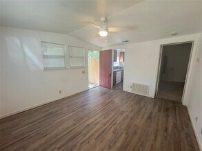 309 Guadalupe St in Lockhart, TX - Foto de edificio - Building Photo