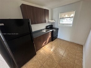 1306 NW 61st St-Unit -7 in Miami, FL - Building Photo - Building Photo