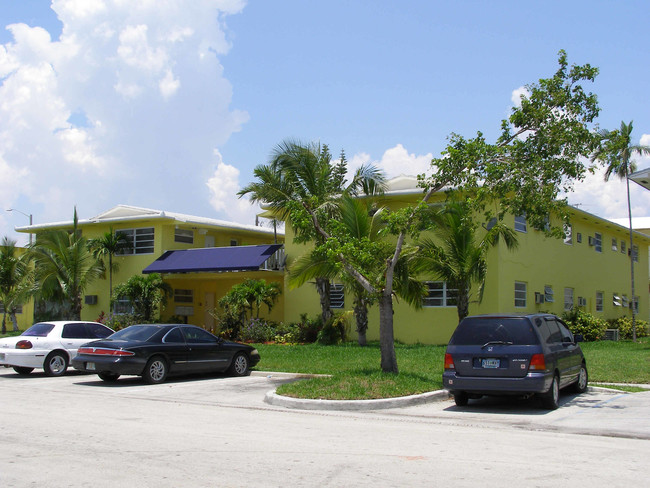 Bella Vista in North Miami Beach, FL - Building Photo - Building Photo