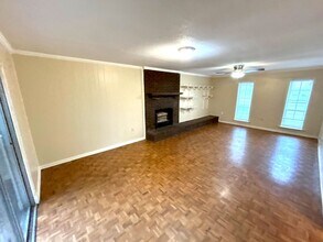 5300 Pipers Gap Dr in Memphis, TN - Building Photo - Building Photo