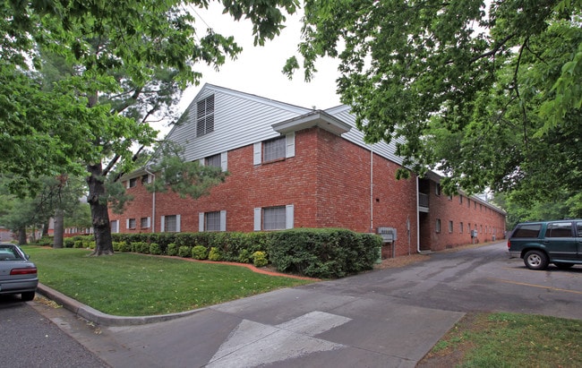 Brookwood Apartments in Tulsa, OK - Foto de edificio - Building Photo