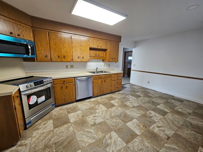 2123 Catherine Dr in Bismarck, ND - Building Photo - Building Photo