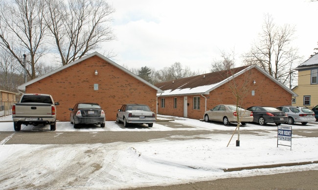 302 Ingleside Ave in Marietta, OH - Foto de edificio - Building Photo