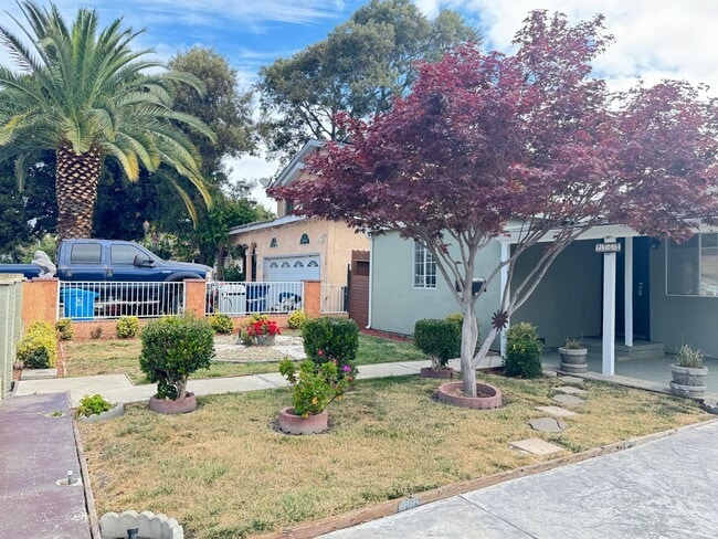 2262 Capitol Ave in East Palo Alto, CA - Building Photo - Building Photo