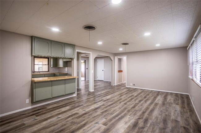 705 E Tom Stafford Ave in Weatherford, OK - Foto de edificio - Building Photo