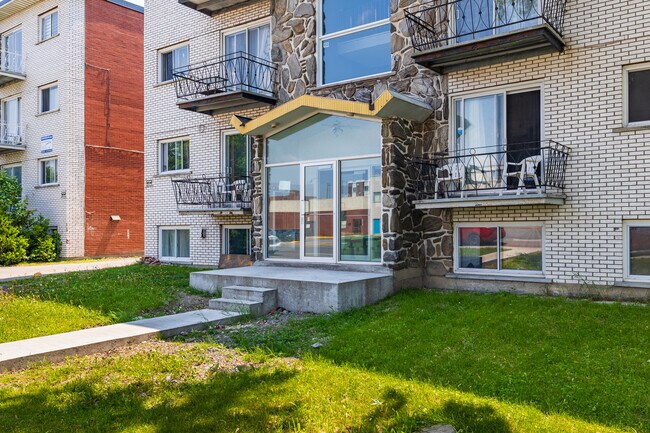 6380 Léger Boul in Montréal, QC - Building Photo - Building Photo