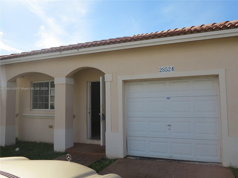 28524 SW 130th Pl in Homestead, FL - Building Photo