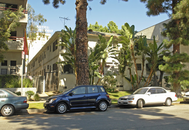 7015 Lanewood Ave in Los Angeles, CA - Foto de edificio - Building Photo