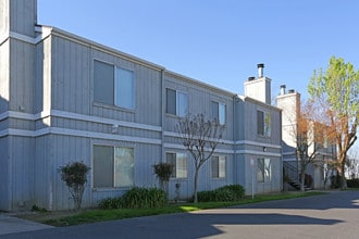 Regency Court in Madera, CA - Foto de edificio - Building Photo