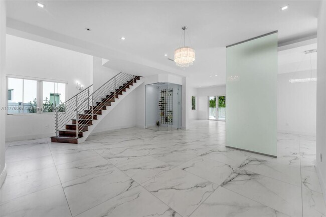 8221 NW 34th St in Doral, FL - Building Photo - Building Photo