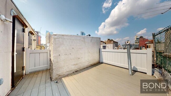 697 10th Ave in New York, NY - Building Photo - Building Photo