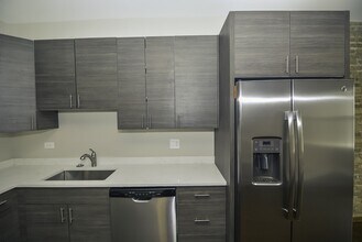 2240 N Sawyer Ave, Unit M331 in Chicago, IL - Foto de edificio - Building Photo