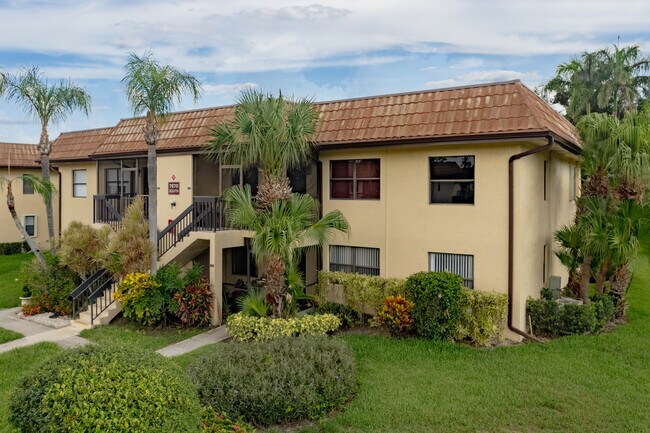 Lucerne Lakes Golf Colony Condos in Lake Worth, FL - Building Photo - Building Photo