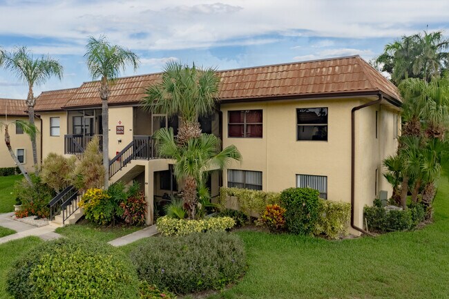 Lucerne Lakes Golf Colony Condos in Lake Worth, FL - Foto de edificio - Building Photo