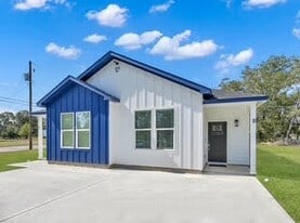 211 S 5th St in Conroe, TX - Building Photo