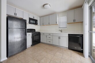 527 E Shag Bark Ln in Streamwood, IL - Building Photo - Building Photo