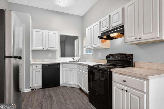 5470 Twin Lakes Dr in College Park, GA - Foto de edificio - Building Photo