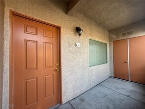 7701 W Robindale Rd in Las Vegas, NV - Building Photo - Building Photo