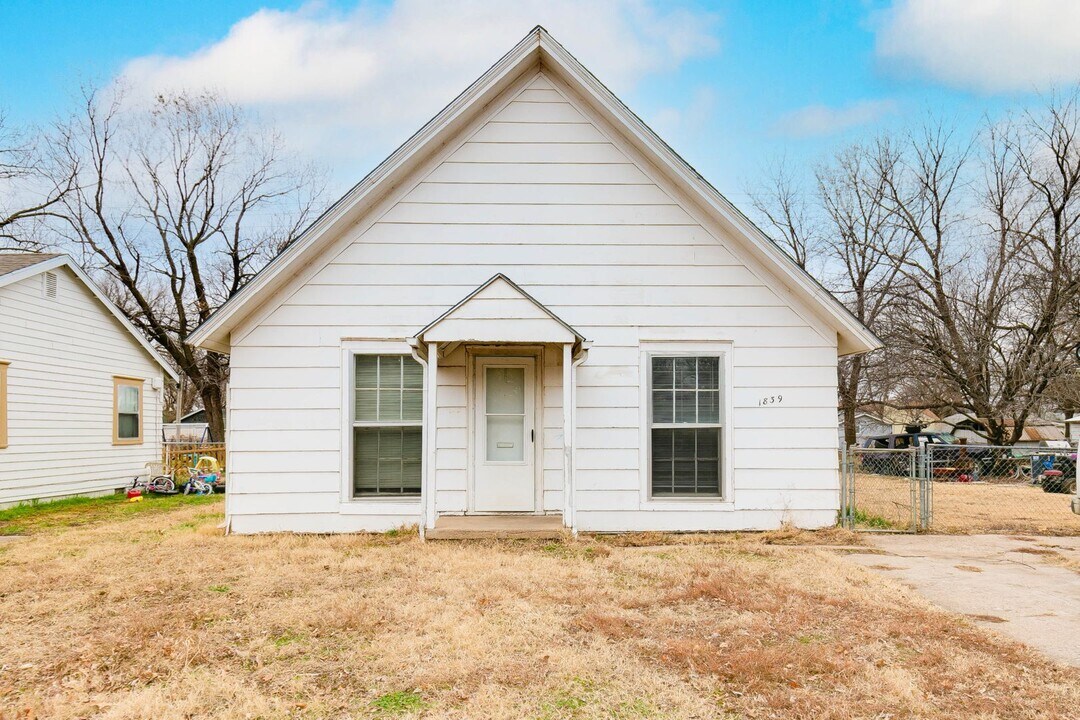 1839 S Madison Ave in Wichita, KS - Building Photo
